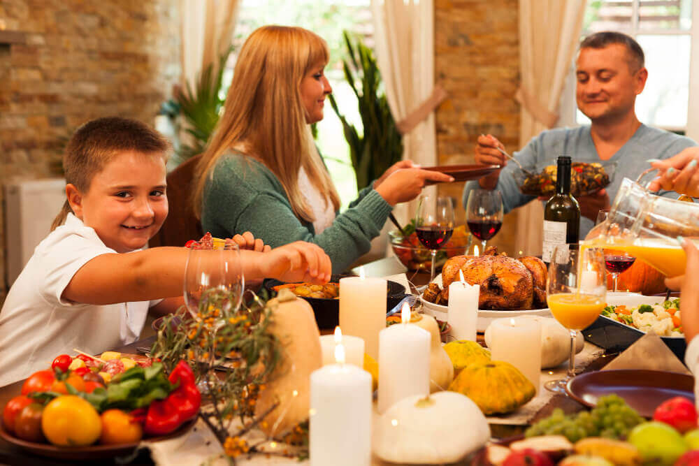 Medium shot family having dinner
