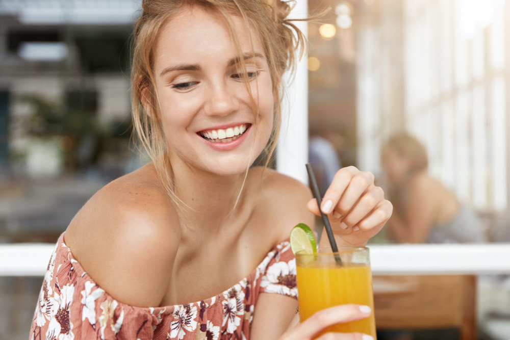 photo blonde woman in floral dress in cafe