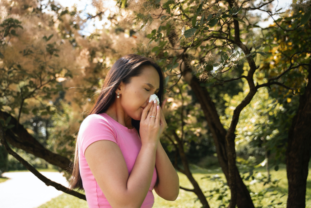 photo side view woman blowing her nose