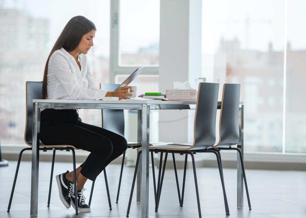 Free photo full shot woman sitting at desk
