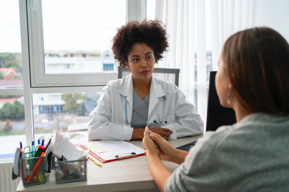 photo side view patient talking to doctor
