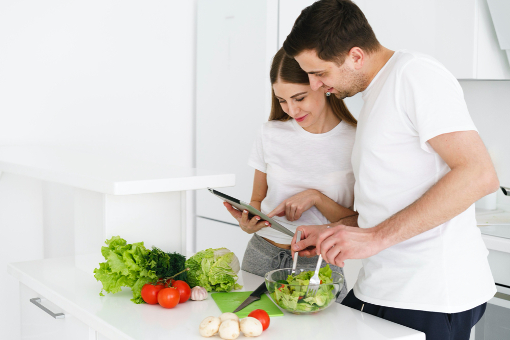 photo couple checking receipe
