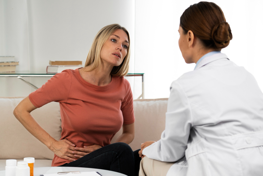 photo side view doctor talking to woman
