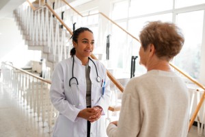 Medium shot patient and doctor chatting