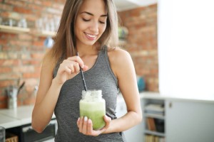 Food vlogger drinking green smoothie for weight loss